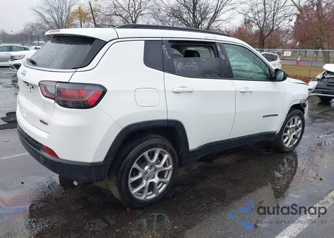 2022 Jeep Compass Latitude Lux 4X4 z USA, uszkodzony, nr VIN 3C4NJDFB9NT216202